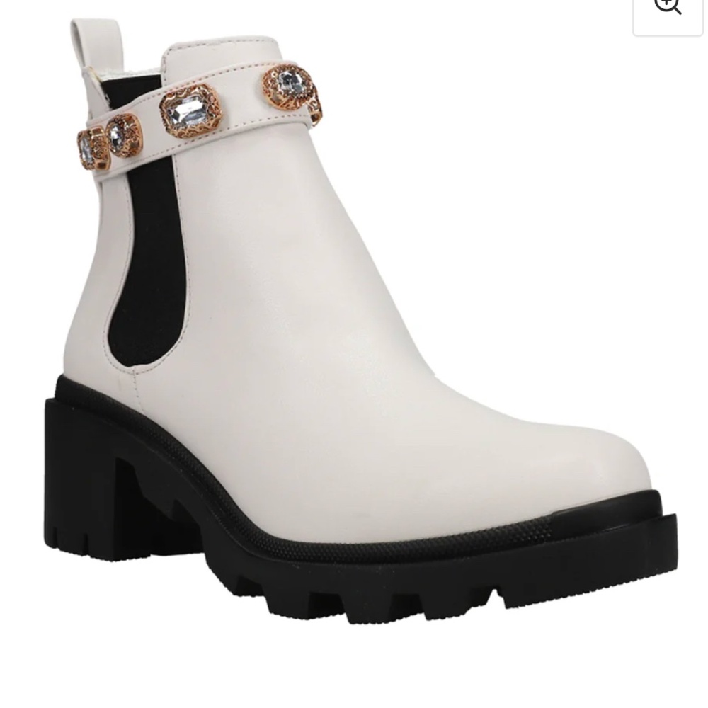 NWT Steve Madden Amulet Boots Size 9